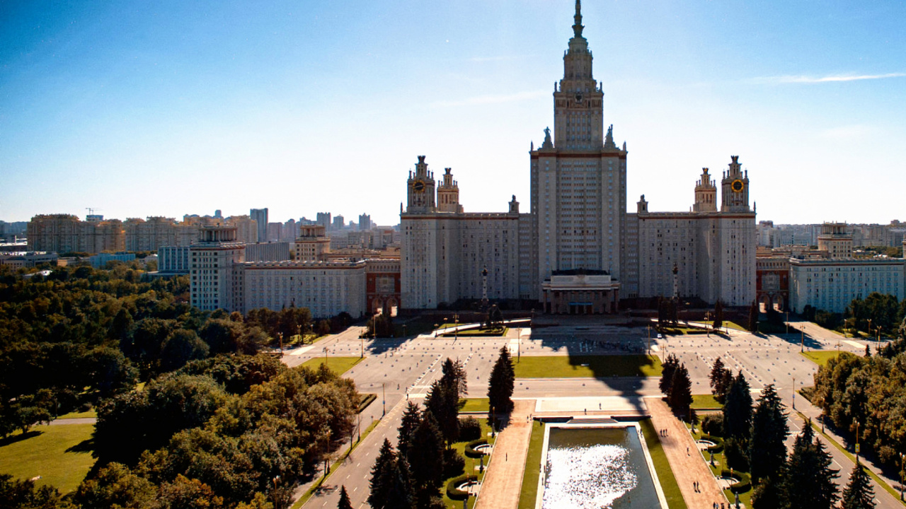 Brown and White Concrete Building Near Body of Water During Daytime. Wallpaper in 1280x720 Resolution