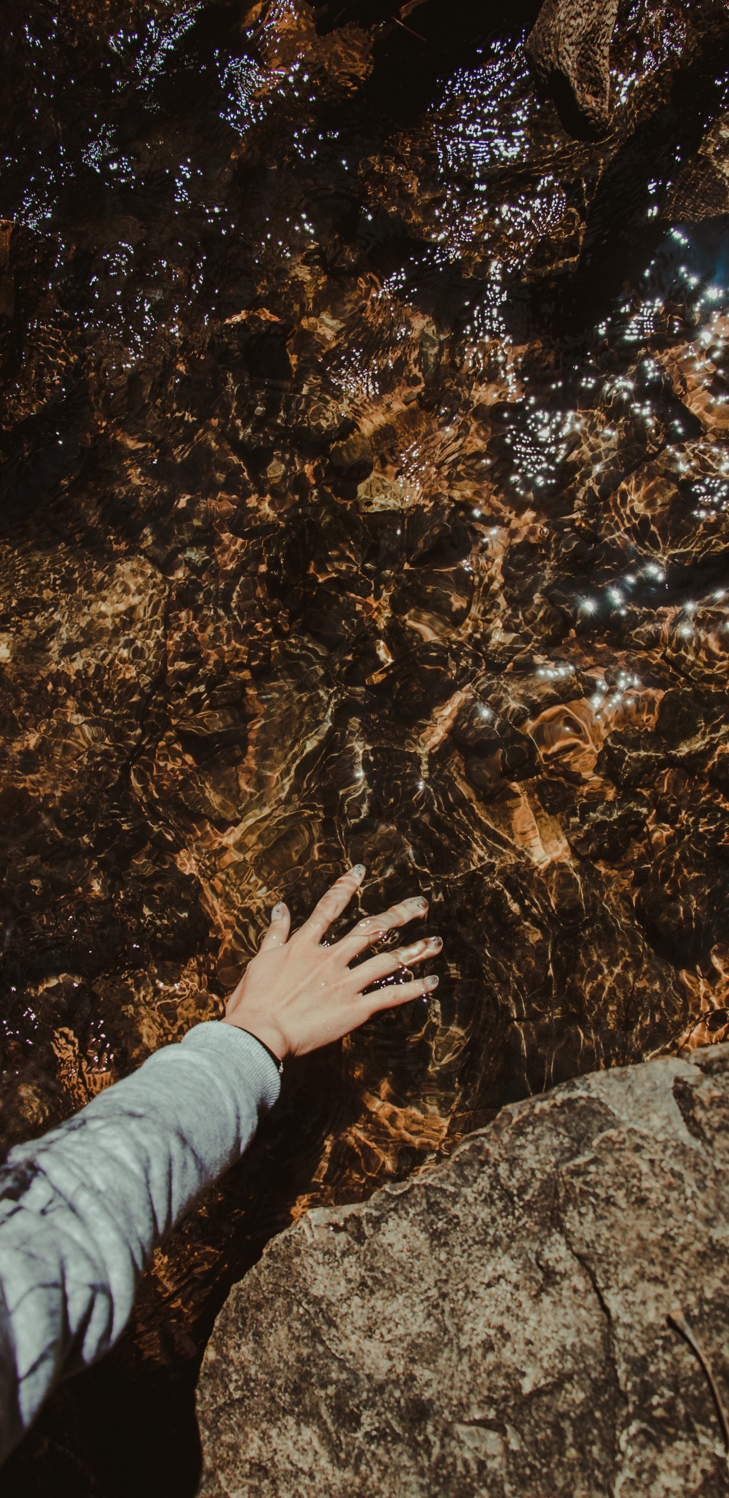 Persona en Camisa de Manga Larga Gris de Pie Sobre Una Roca Marrón. Wallpaper in 1440x2960 Resolution