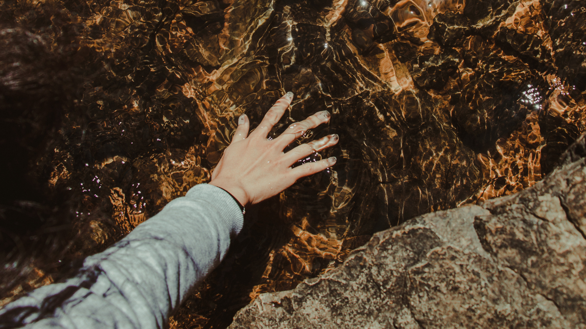 Personne en Chemise Grise à Manches Longues Debout Sur un Rocher Brun. Wallpaper in 1920x1080 Resolution