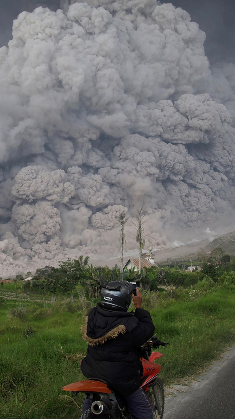 Homme Monté Sur Moto Sur Route Pendant la Journée. Wallpaper in 750x1334 Resolution