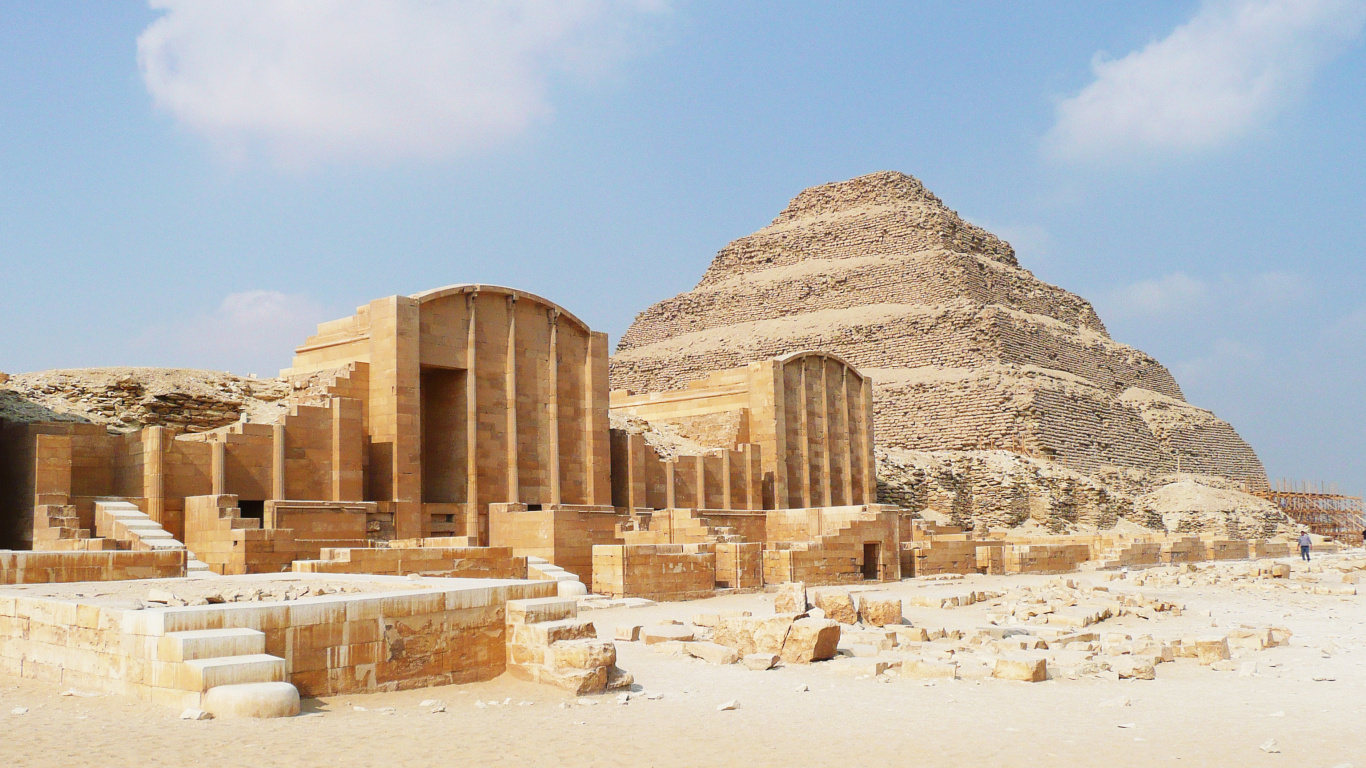 Braunes Betongebäude Unter Blauem Himmel Tagsüber. Wallpaper in 1366x768 Resolution