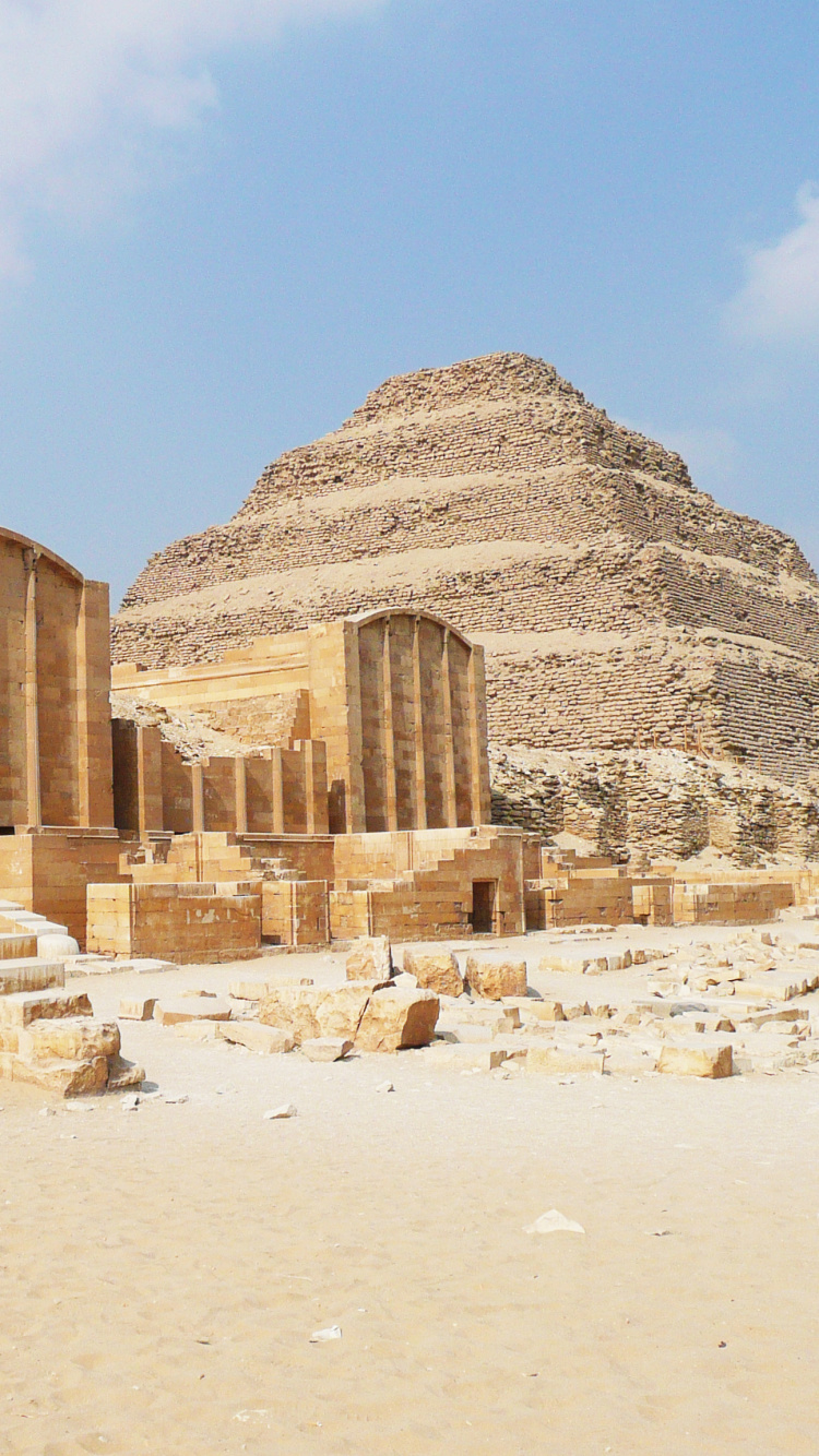 Bâtiment en Béton Brun Sous Ciel Bleu Pendant la Journée. Wallpaper in 750x1334 Resolution