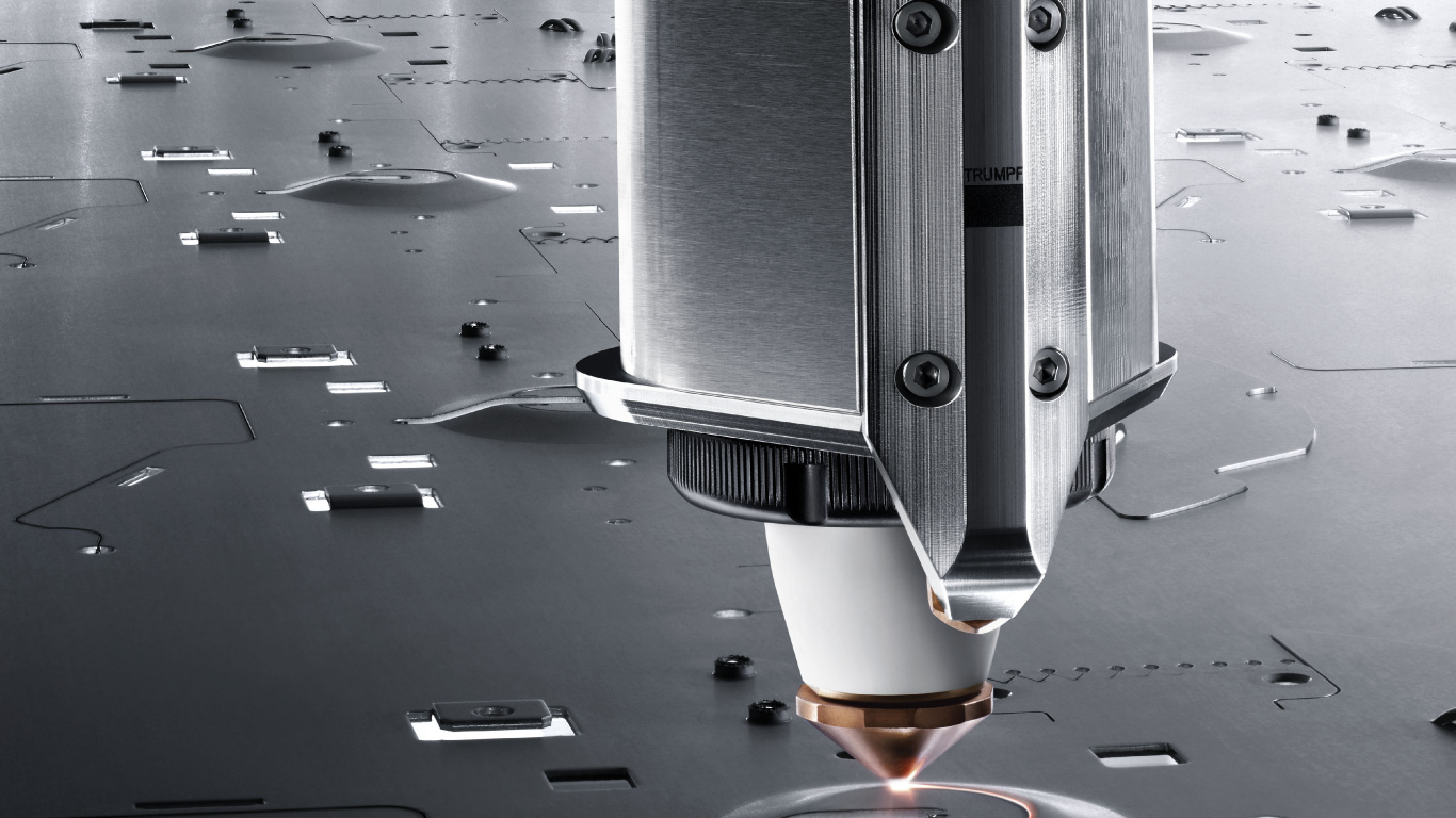 Klares Trinkglas Auf Grauem Tisch. Wallpaper in 1366x768 Resolution