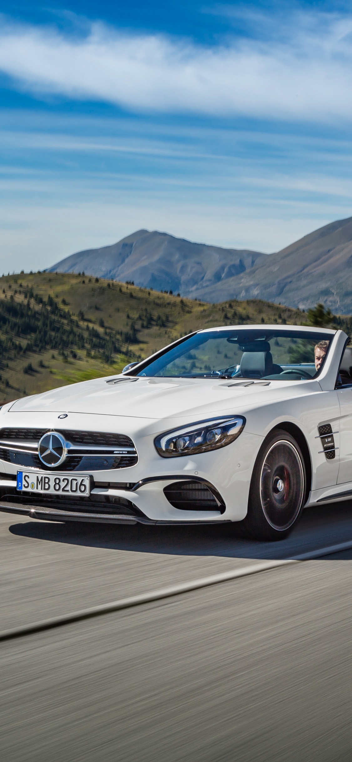 Weißer Bmw m 3 Tagsüber Unterwegs. Wallpaper in 1125x2436 Resolution