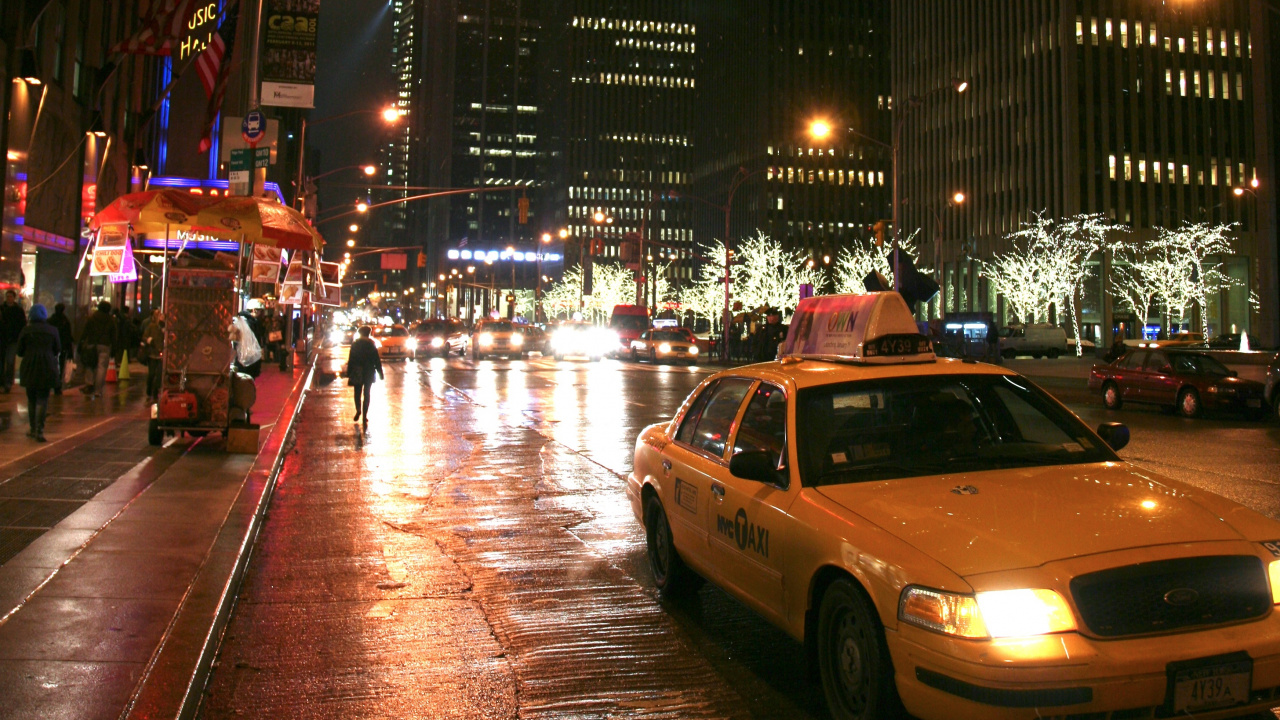 Autos Auf Der Straße in Der Nähe Von Hochhäusern Während Der Nacht. Wallpaper in 1280x720 Resolution