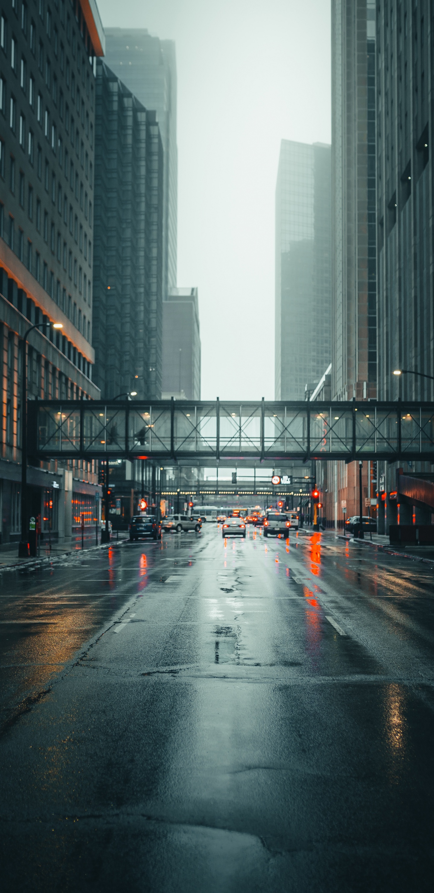 Voitures Sur Route Entre Les Immeubles de Grande Hauteur Pendant la Journée. Wallpaper in 1440x2960 Resolution