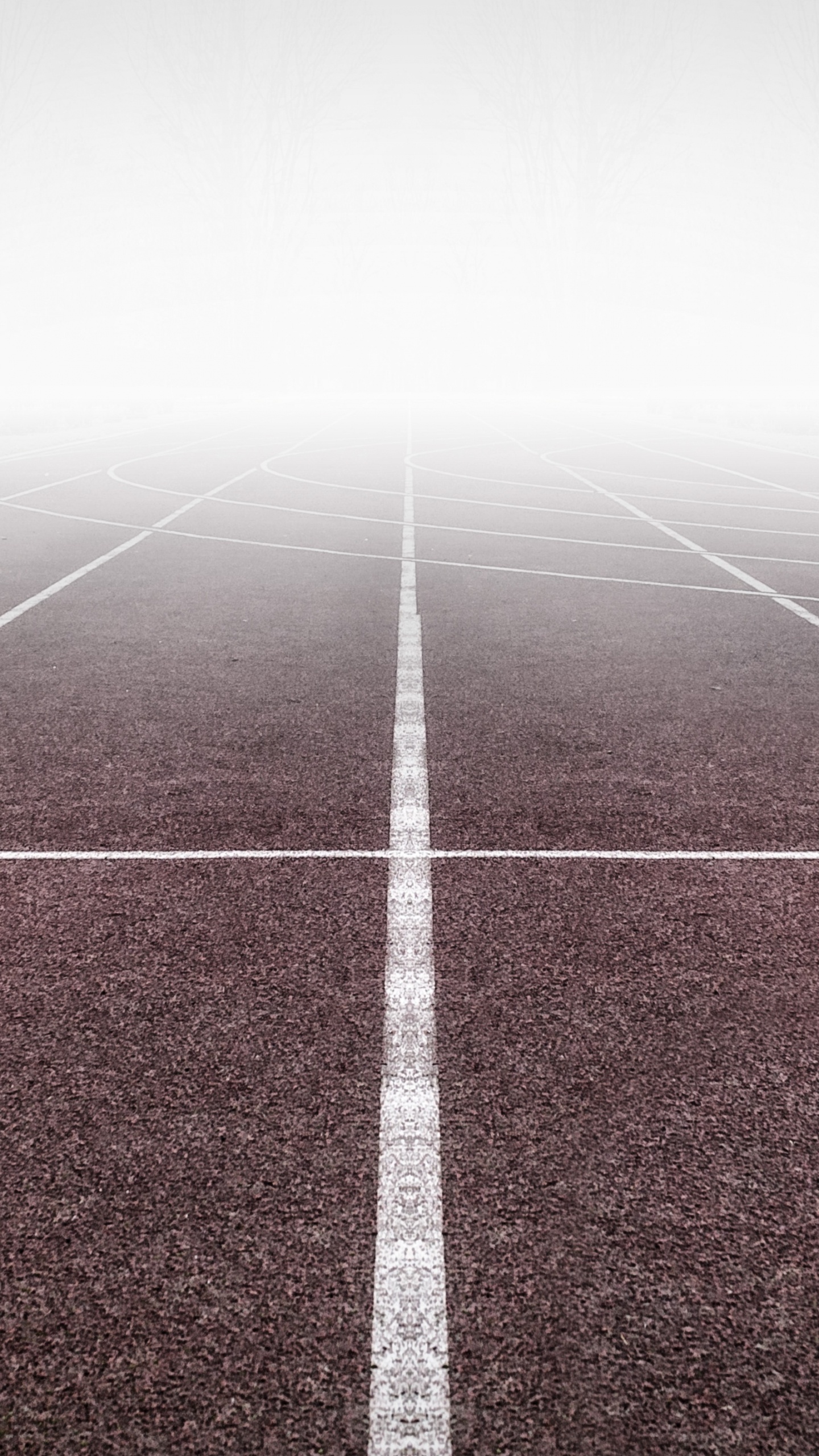 White Arrow Sign on Green and White Track Field. Wallpaper in 1440x2560 Resolution