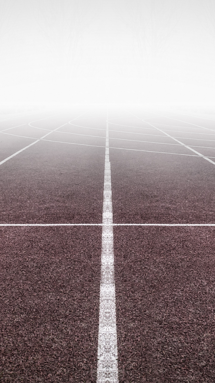 Weißes Pfeilzeichen Auf Grün-weißem Gleisfeld. Wallpaper in 750x1334 Resolution