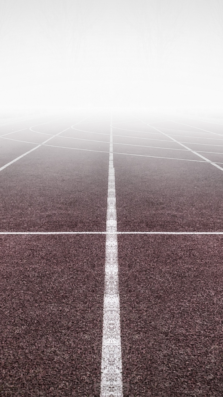 Signo de Flecha Blanca en Campo de Pista Verde y Blanco. Wallpaper in 720x1280 Resolution