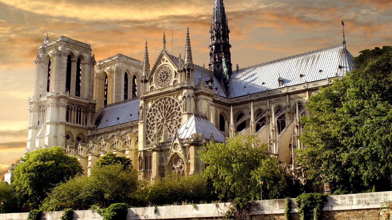 Bâtiment en Béton Gris Près Des Arbres Verts Pendant la Journée. Wallpaper in 1280x720 Resolution