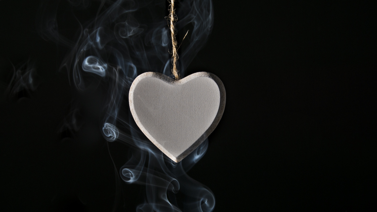 Silver Heart Shape Pendant With White Smoke. Wallpaper in 1280x720 Resolution