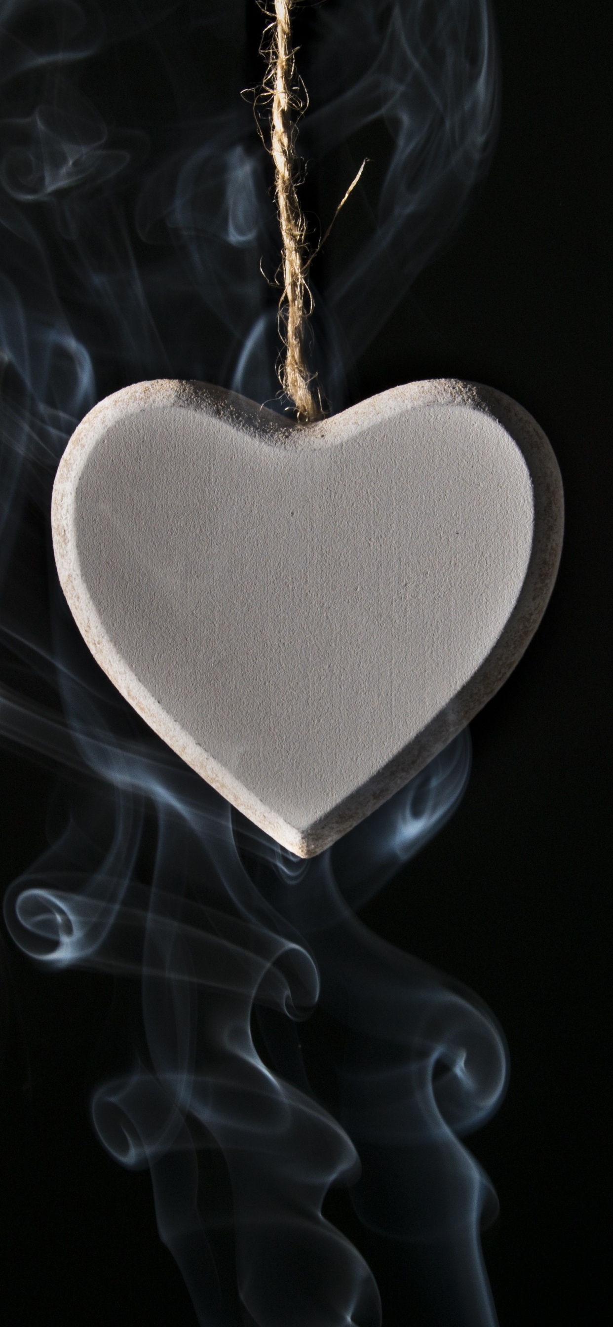 Silberner Herzförmiger Anhänger Mit Weißem Rauch. Wallpaper in 1242x2688 Resolution