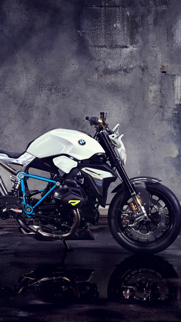 Moto Nue Blanche et Noire Garée à Côté du Mur Gris. Wallpaper in 720x1280 Resolution