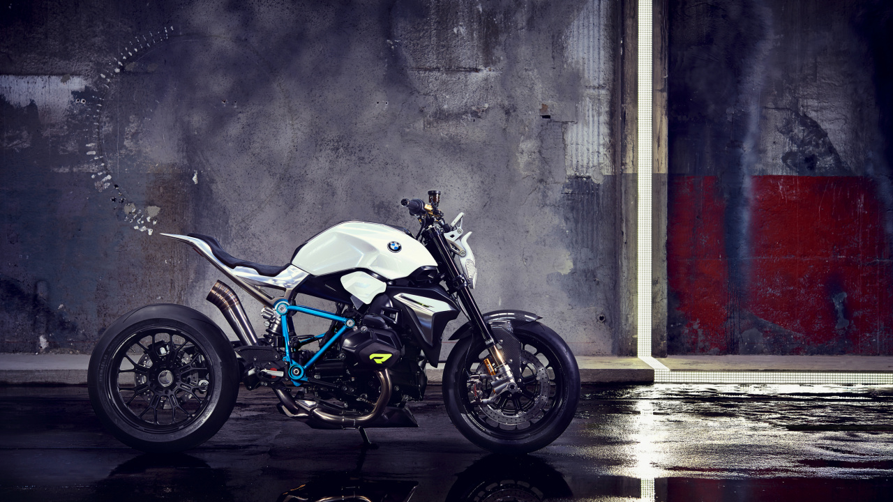 Motocicleta Desnuda Blanca y Negra Estacionada Junto a Una Pared Gris. Wallpaper in 1280x720 Resolution