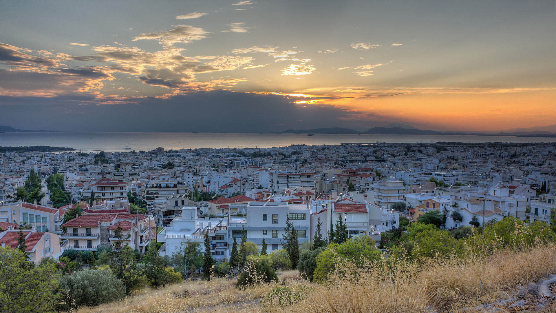 White and Brown Houses Near Body of Water During Daytime. Wallpaper in 1920x1080 Resolution