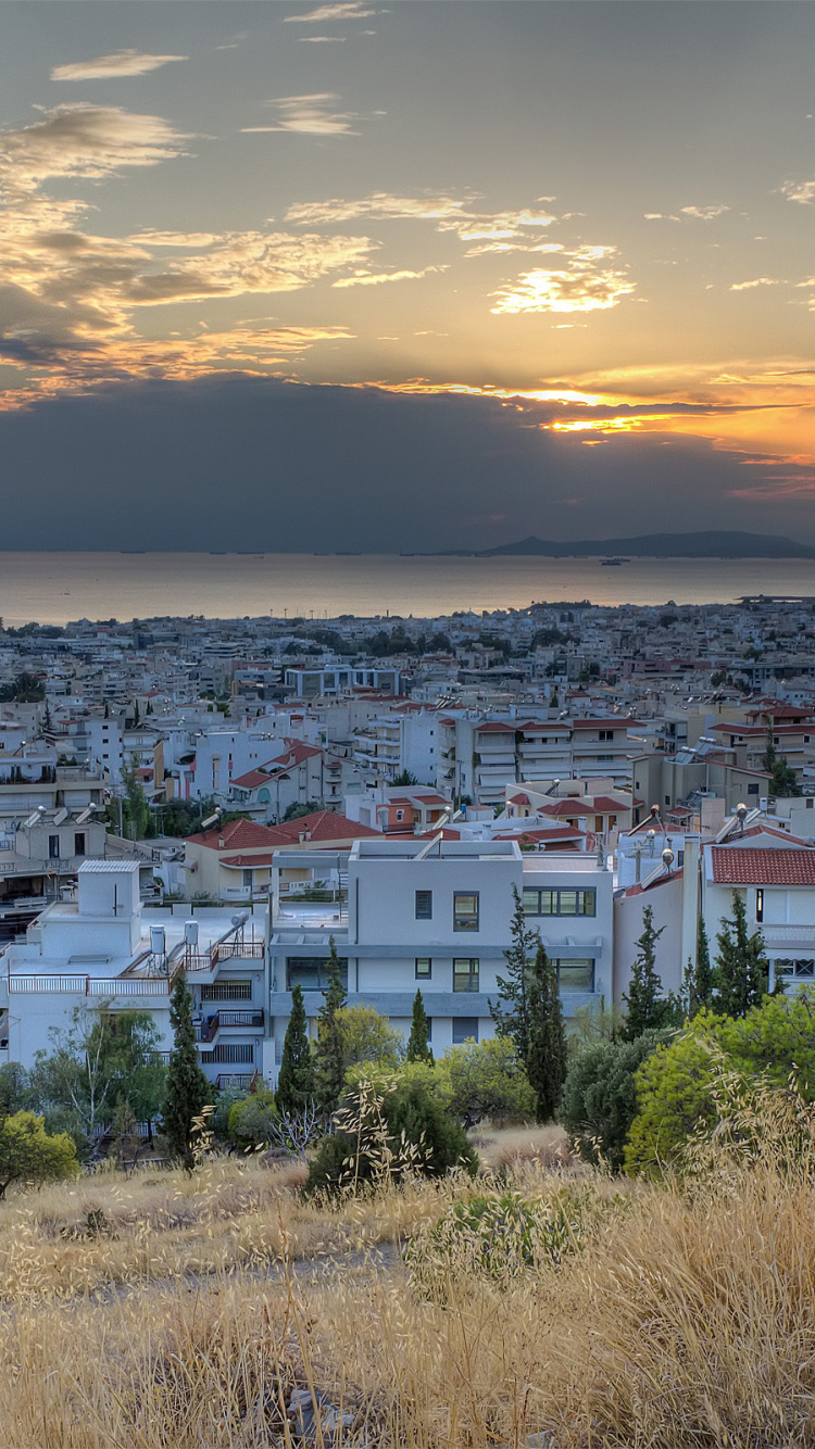 White and Brown Houses Near Body of Water During Daytime. Wallpaper in 750x1334 Resolution