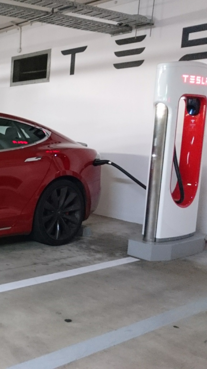 Rote Limousine in Garage Geparkt. Wallpaper in 720x1280 Resolution