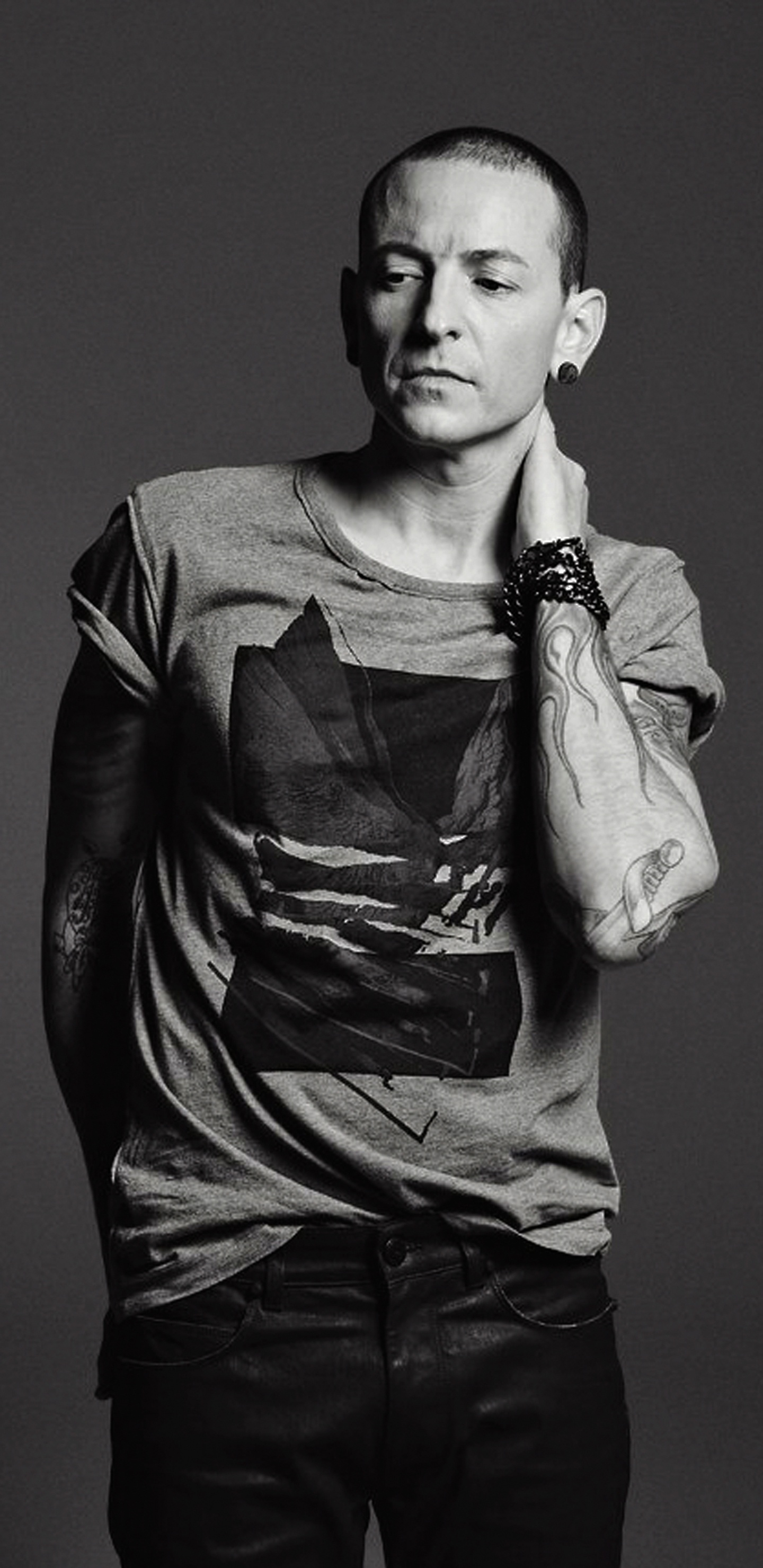 Chester Bennington, Linkin Park, Permanent, Monochrome, L'homme. Wallpaper in 1440x2960 Resolution