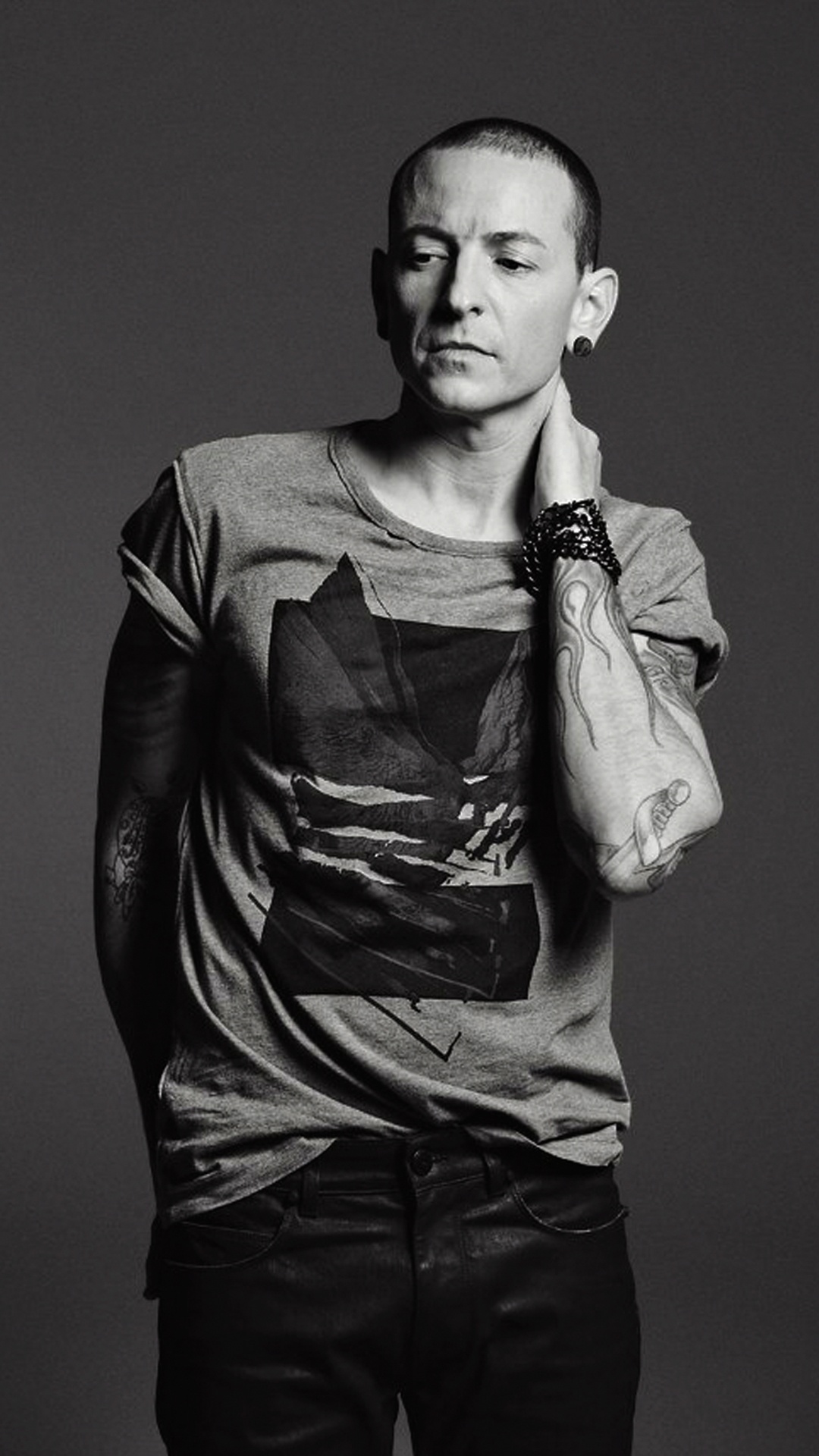 Chester Bennington, Linkin Park, Musik, Stehend, Monochrom. Wallpaper in 1080x1920 Resolution