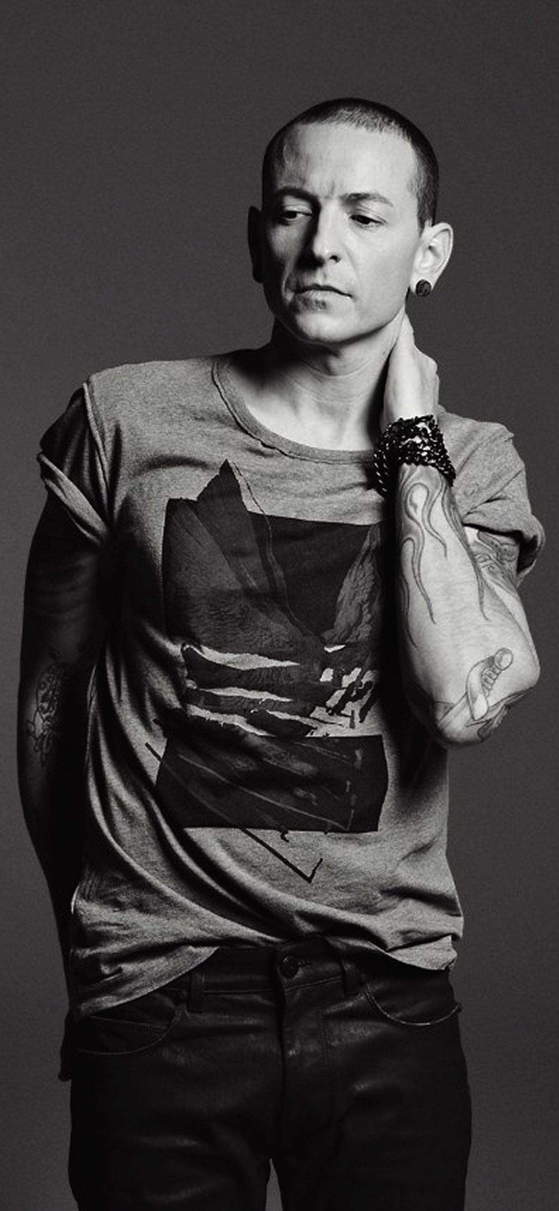 Chester Bennington, Linkin Park, Musik, Stehend, Monochrom. Wallpaper in 1125x2436 Resolution