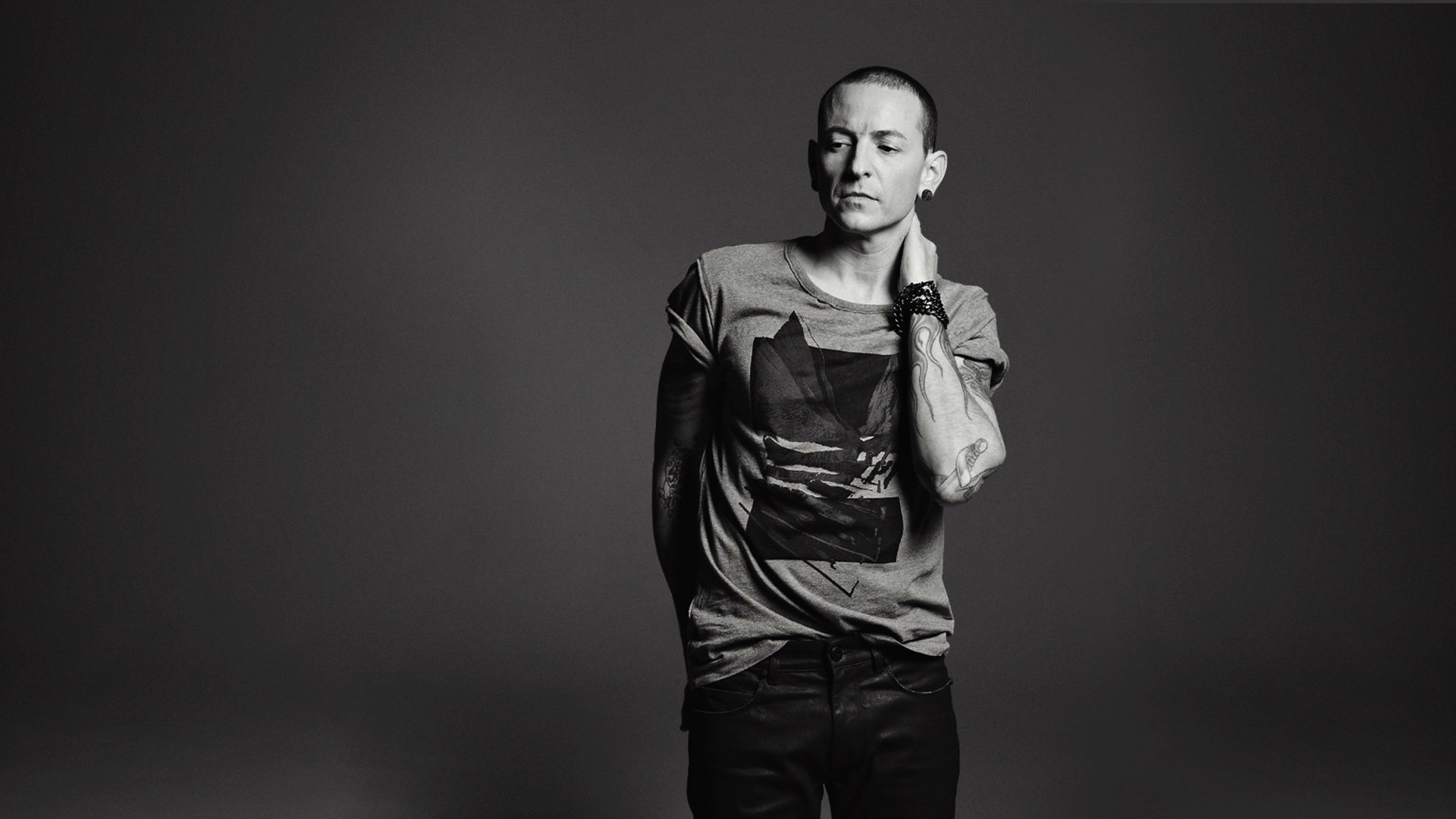 Chester Bennington, Linkin Park, Musik, Stehend, Monochrom. Wallpaper in 1920x1080 Resolution