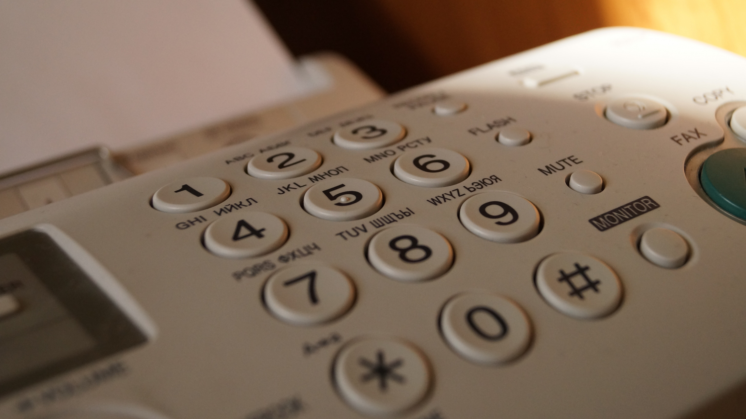 Appareil Électronique Blanc et Gris. Wallpaper in 2560x1440 Resolution