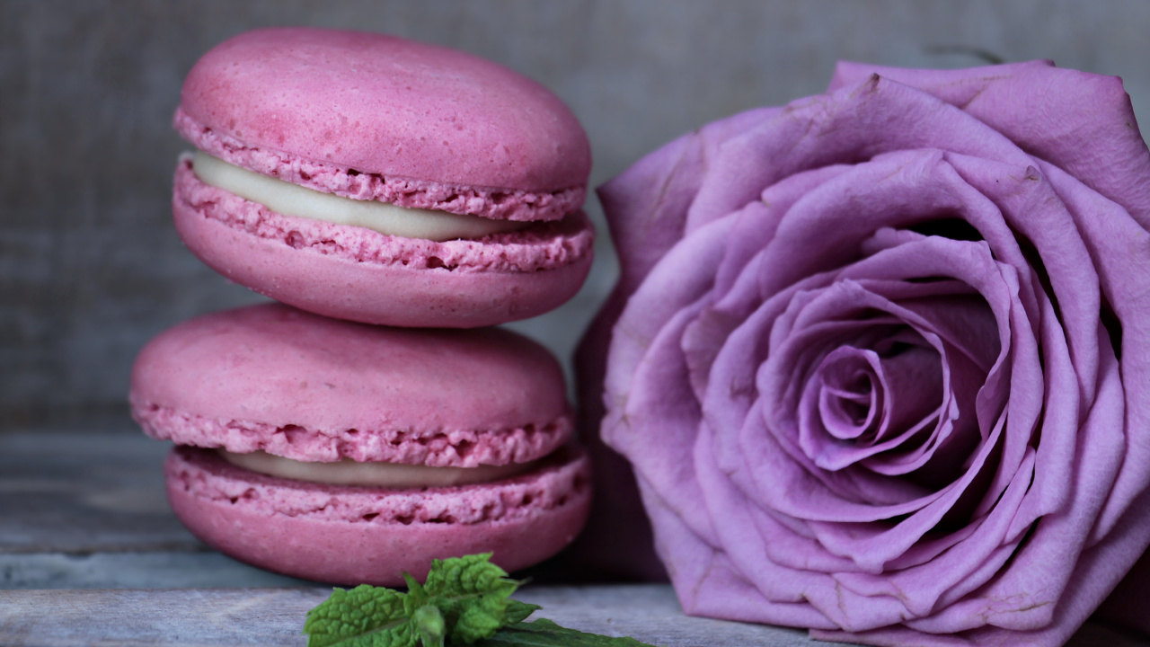 3 Cupcakes Roses Sur Table en Bois Gris. Wallpaper in 1280x720 Resolution