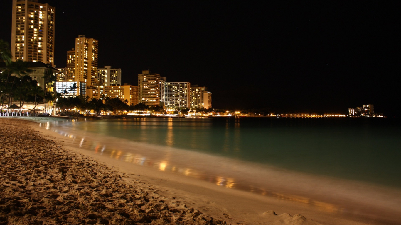 Gente en la Playa Durante la Noche.. Wallpaper in 1366x768 Resolution