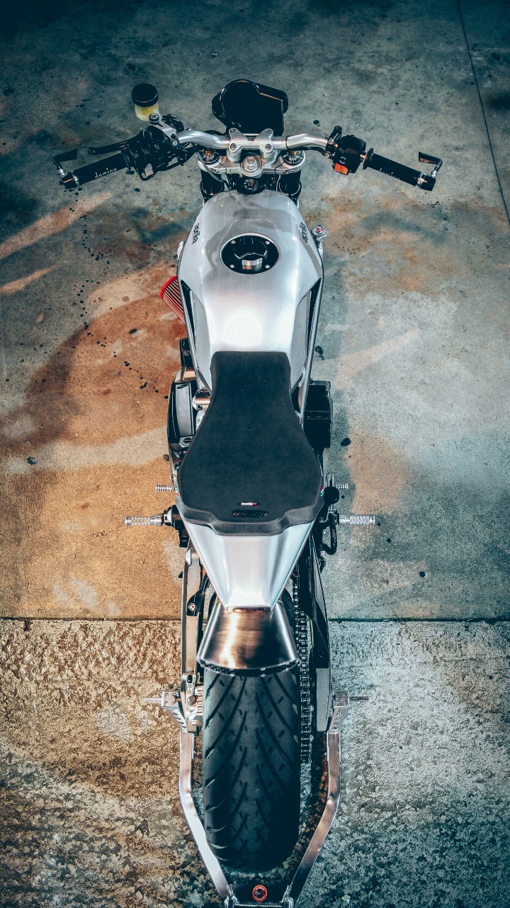 Motocicleta Blanca y Negra Sobre Piso de Concreto Gris. Wallpaper in 720x1280 Resolution