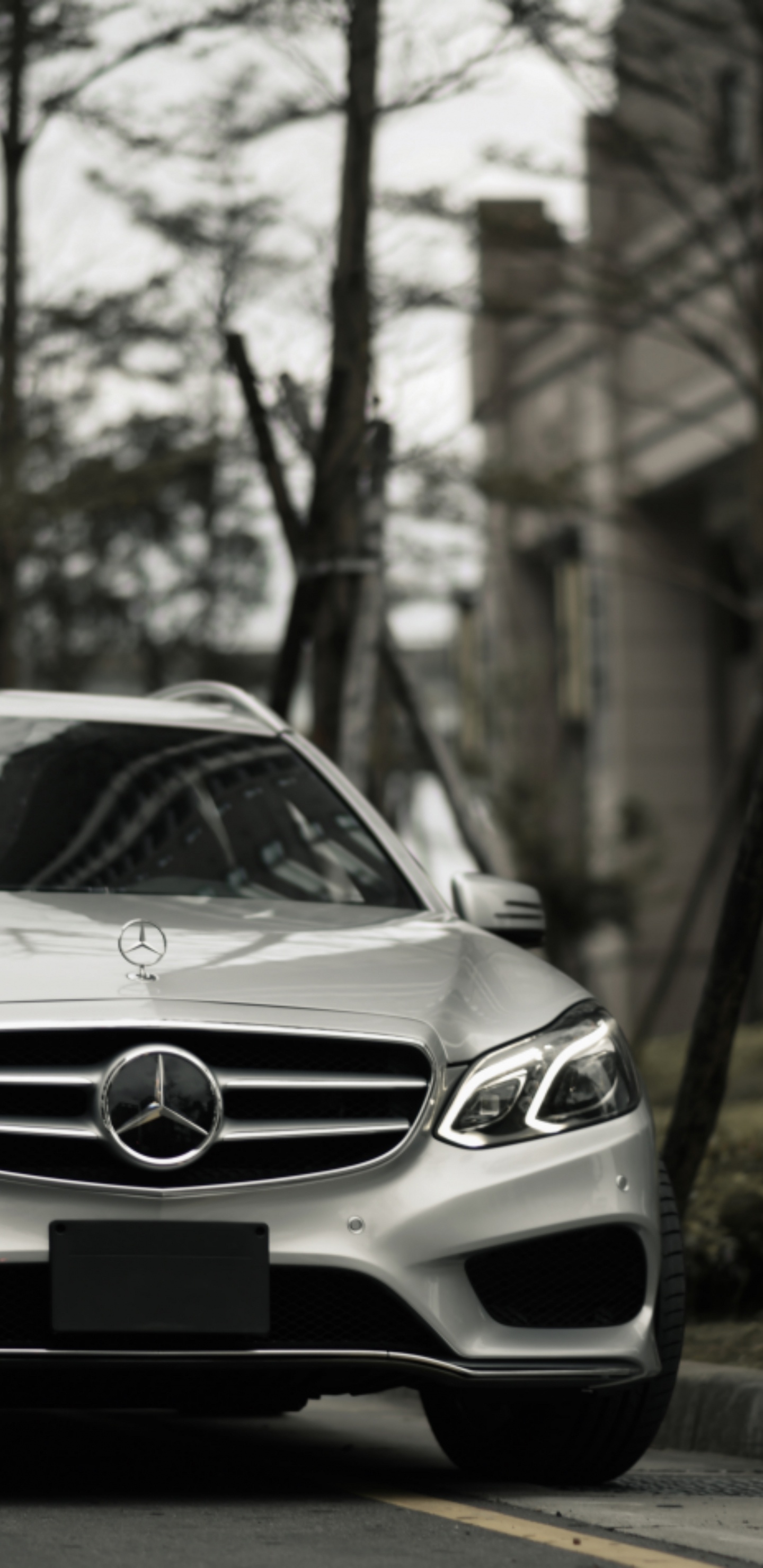BMW M 3 Coupé Blanco Estacionado en la Carretera Durante el Día. Wallpaper in 1440x2960 Resolution