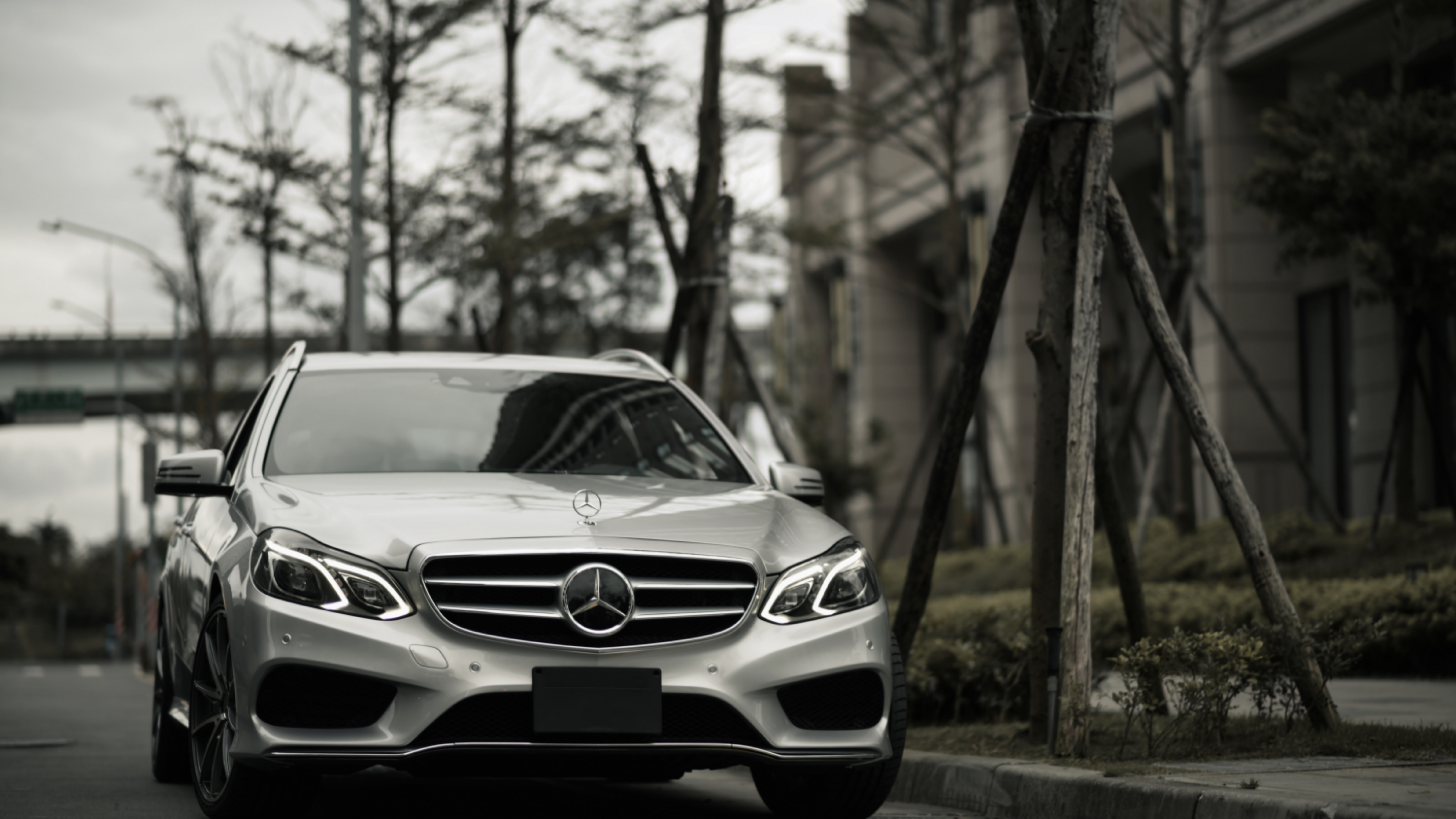 Weißes Bmw m 3 Coupe Tagsüber Auf Der Straße Geparkt. Wallpaper in 7680x4320 Resolution