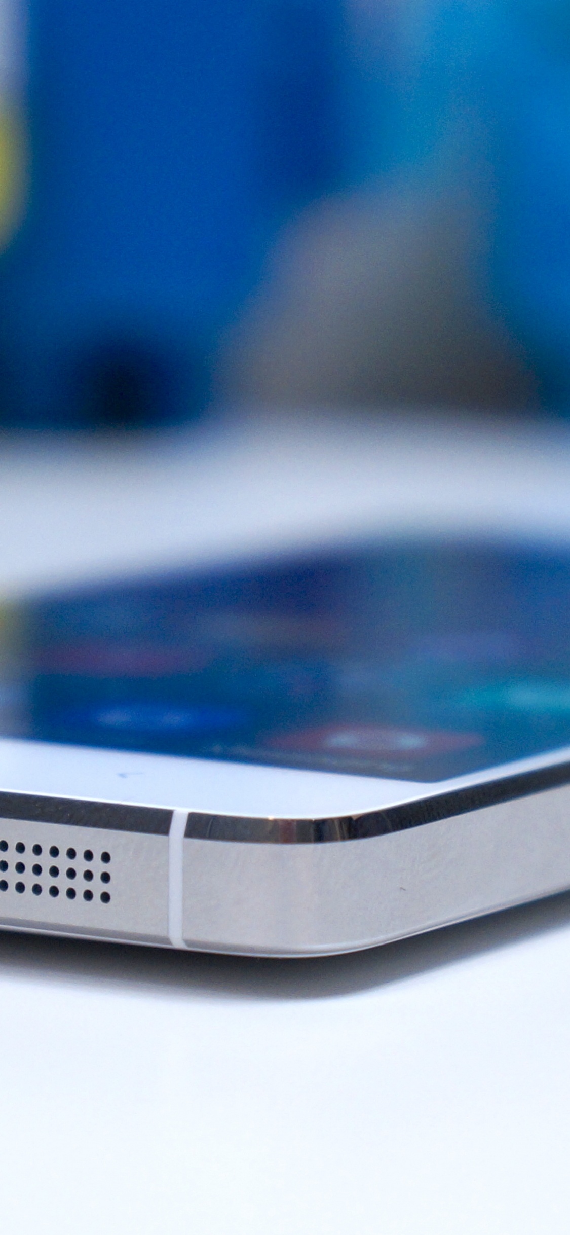 Smartphone Samsung Galaxy Plateado Sobre Mesa Blanca. Wallpaper in 1125x2436 Resolution