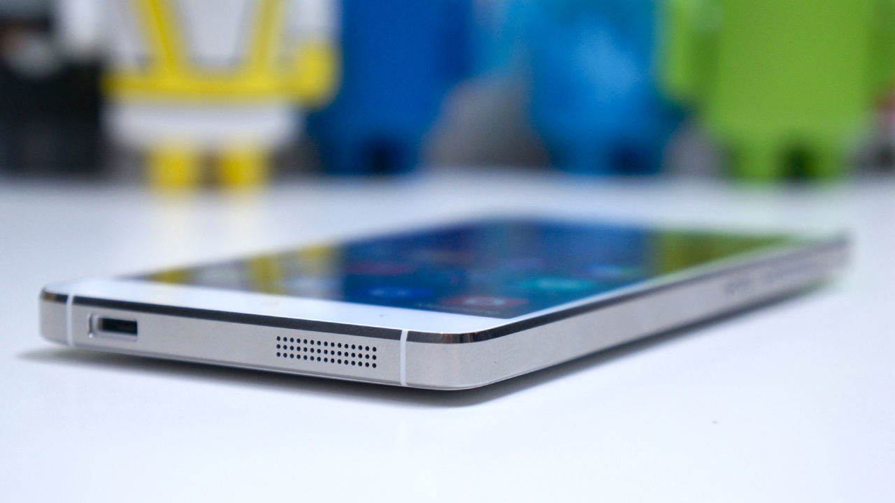 Smartphone Samsung Galaxy Plateado Sobre Mesa Blanca. Wallpaper in 1280x720 Resolution