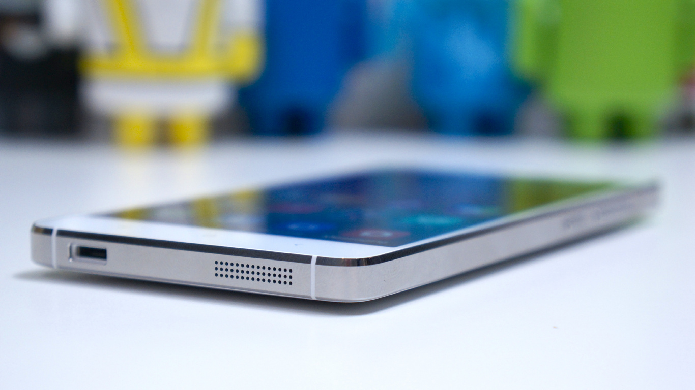 Smartphone Samsung Galaxy Plateado Sobre Mesa Blanca. Wallpaper in 1366x768 Resolution