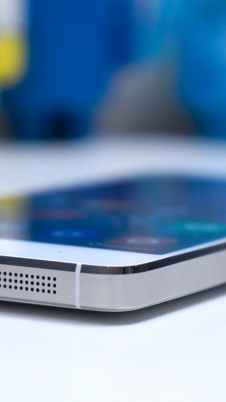 Smartphone Samsung Galaxy Plateado Sobre Mesa Blanca. Wallpaper in 750x1334 Resolution