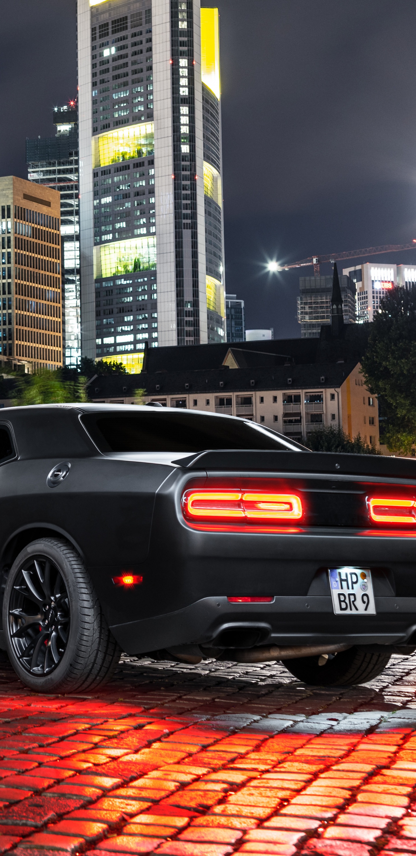 Schwarzes Coupé, Das Tagsüber in Der Nähe Eines Gewässers Geparkt Ist. Wallpaper in 1440x2960 Resolution