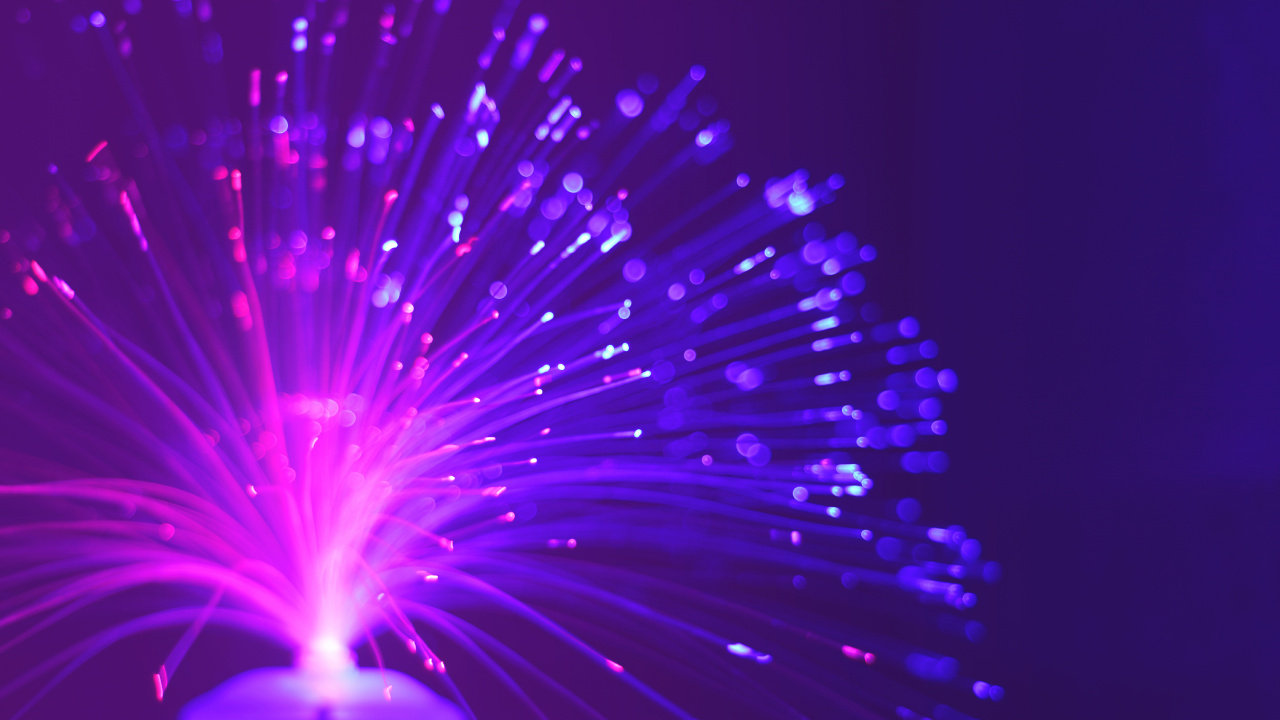 Blaue Und Violette Lichter Auf Schwarzem Hintergrund. Wallpaper in 1280x720 Resolution