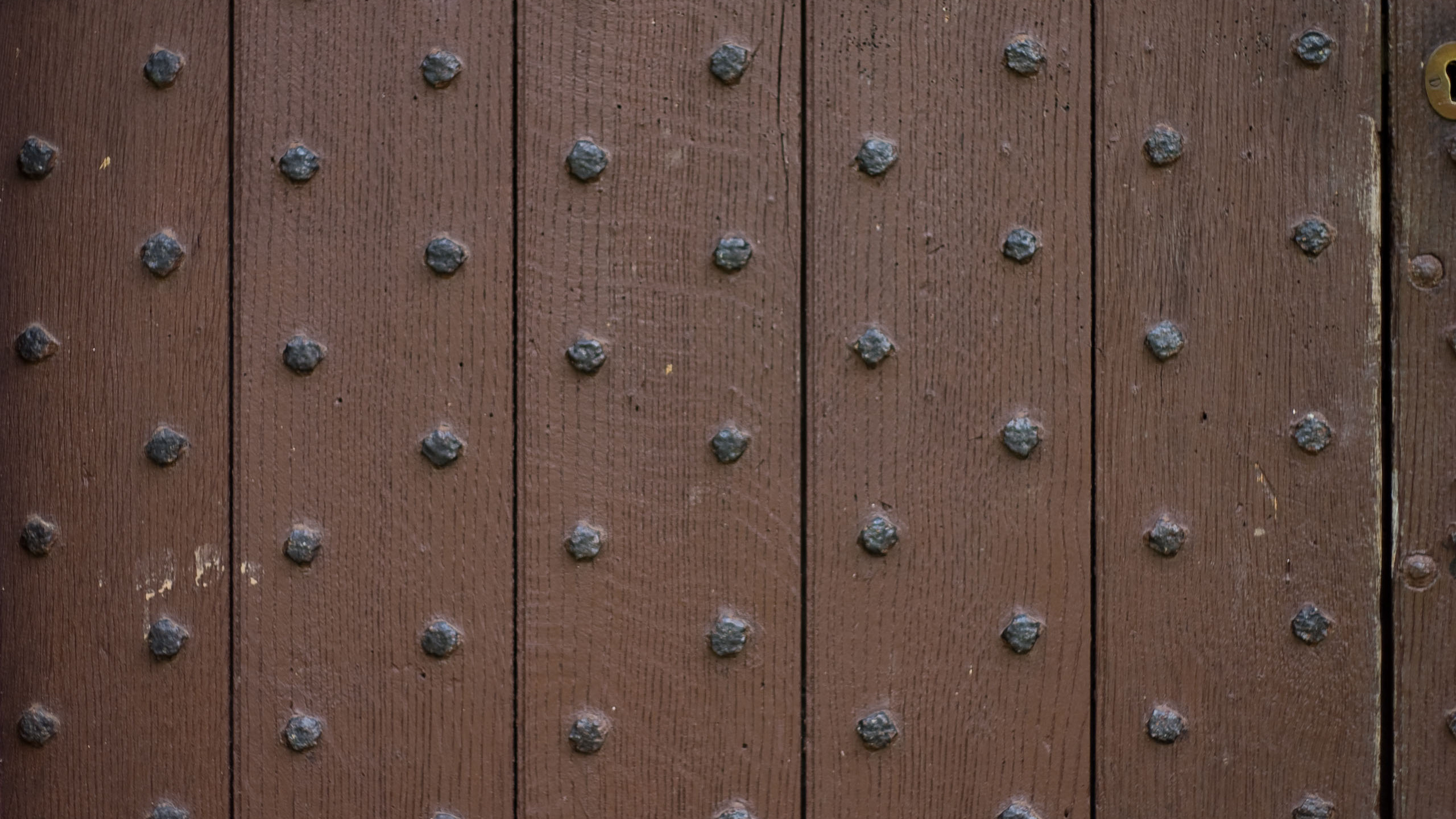 Porte en Bois Marron et Noir. Wallpaper in 2560x1440 Resolution