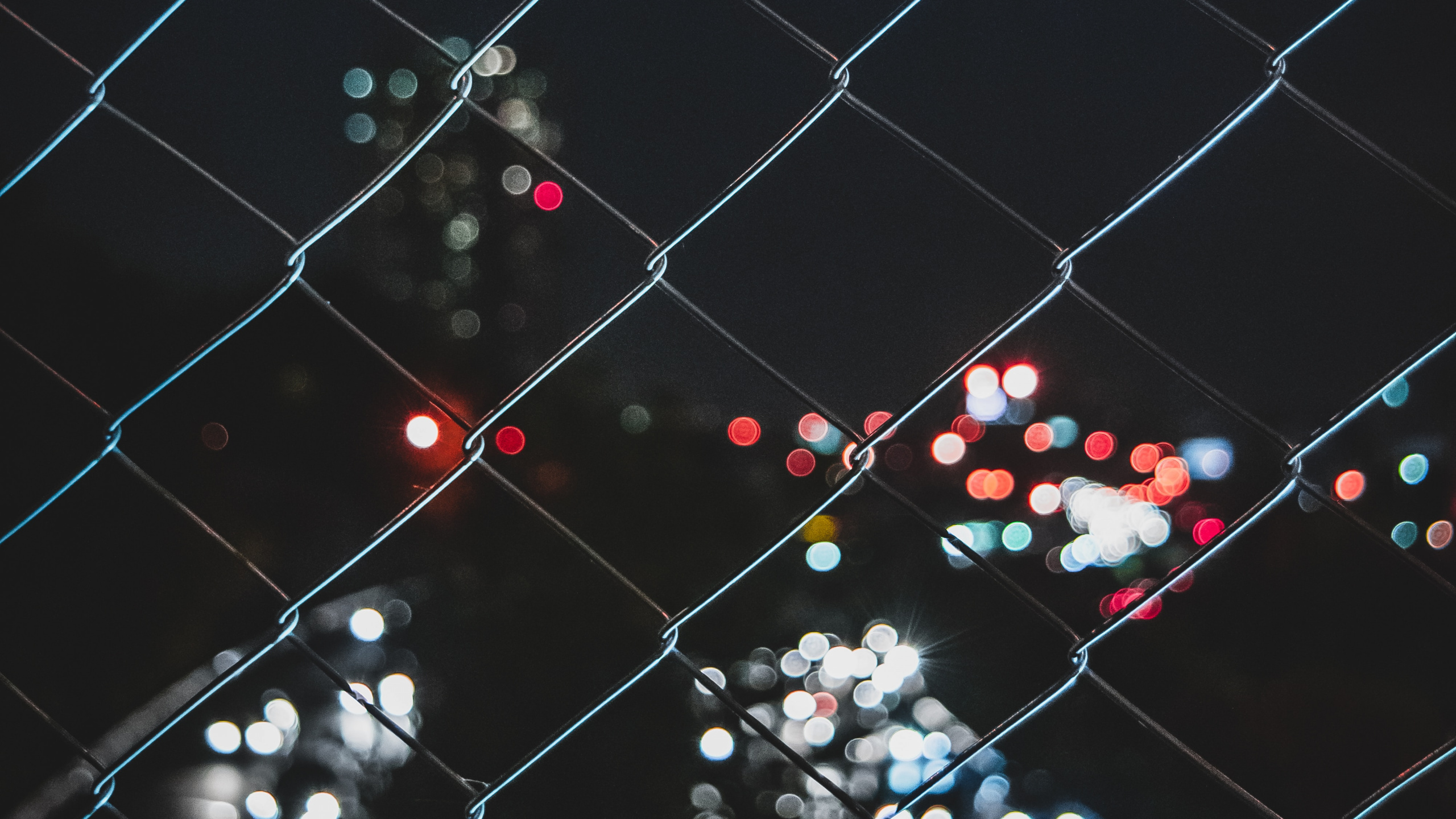 Black and White Polka Dot Pattern on Chain Link Fence. Wallpaper in 2560x1440 Resolution