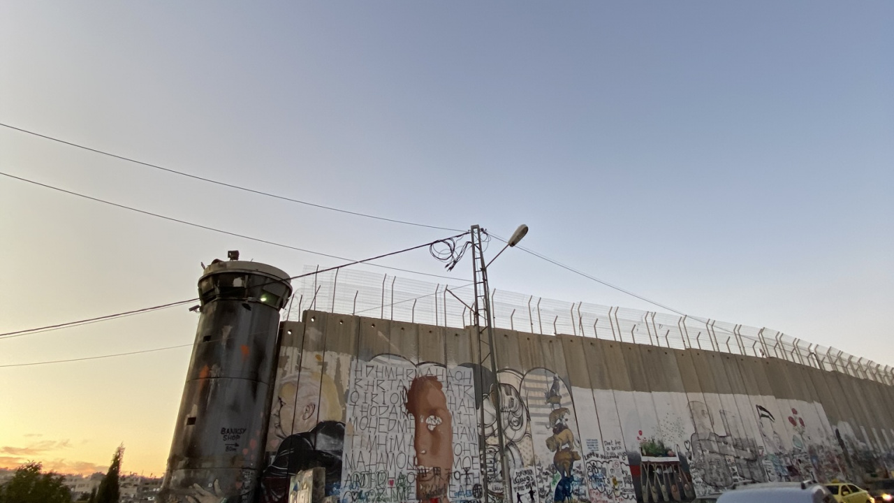 Bâtiment, Toit, Transport, Feu de Stationnement Automobile, Roi. Wallpaper in 1280x720 Resolution