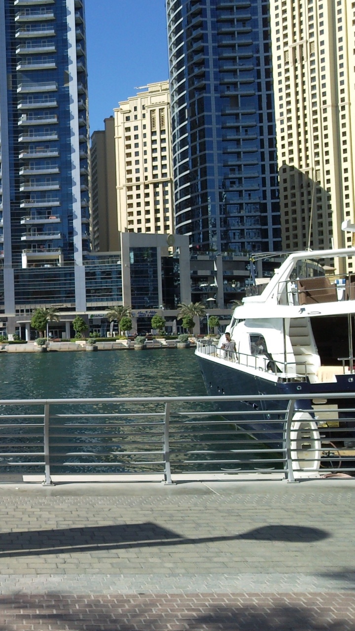 Bateau Blanc et Noir Sur L'eau Près Des Bâtiments de la Ville Pendant la Journée. Wallpaper in 720x1280 Resolution