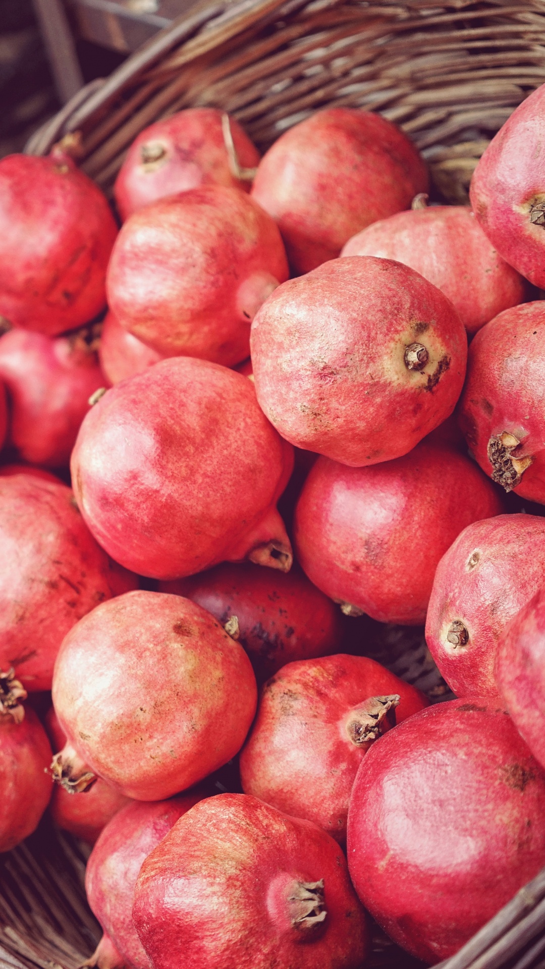 Manzanas Rojas en Caja de Madera Marrón. Wallpaper in 1080x1920 Resolution