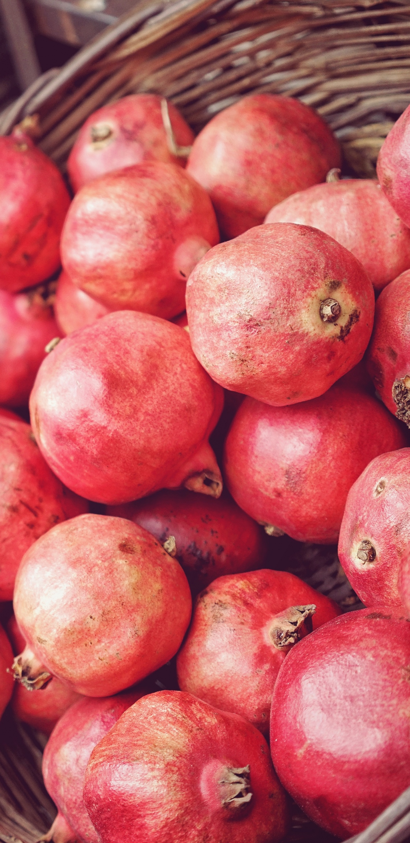 Pommes Rouges Sur Une Caisse en Bois Marron. Wallpaper in 1440x2960 Resolution