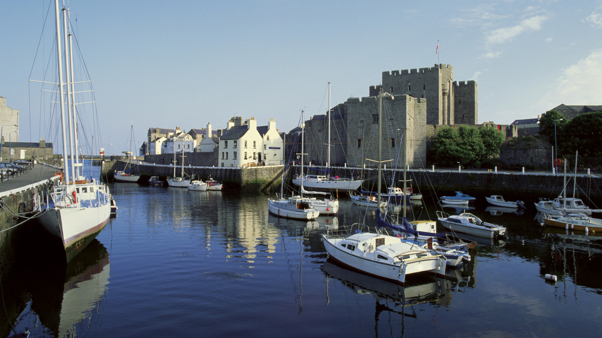 Weißes Und Schwarzes Boot Auf Einem Gewässer in Der Nähe Von Betongebäuden Tagsüber. Wallpaper in 1920x1080 Resolution