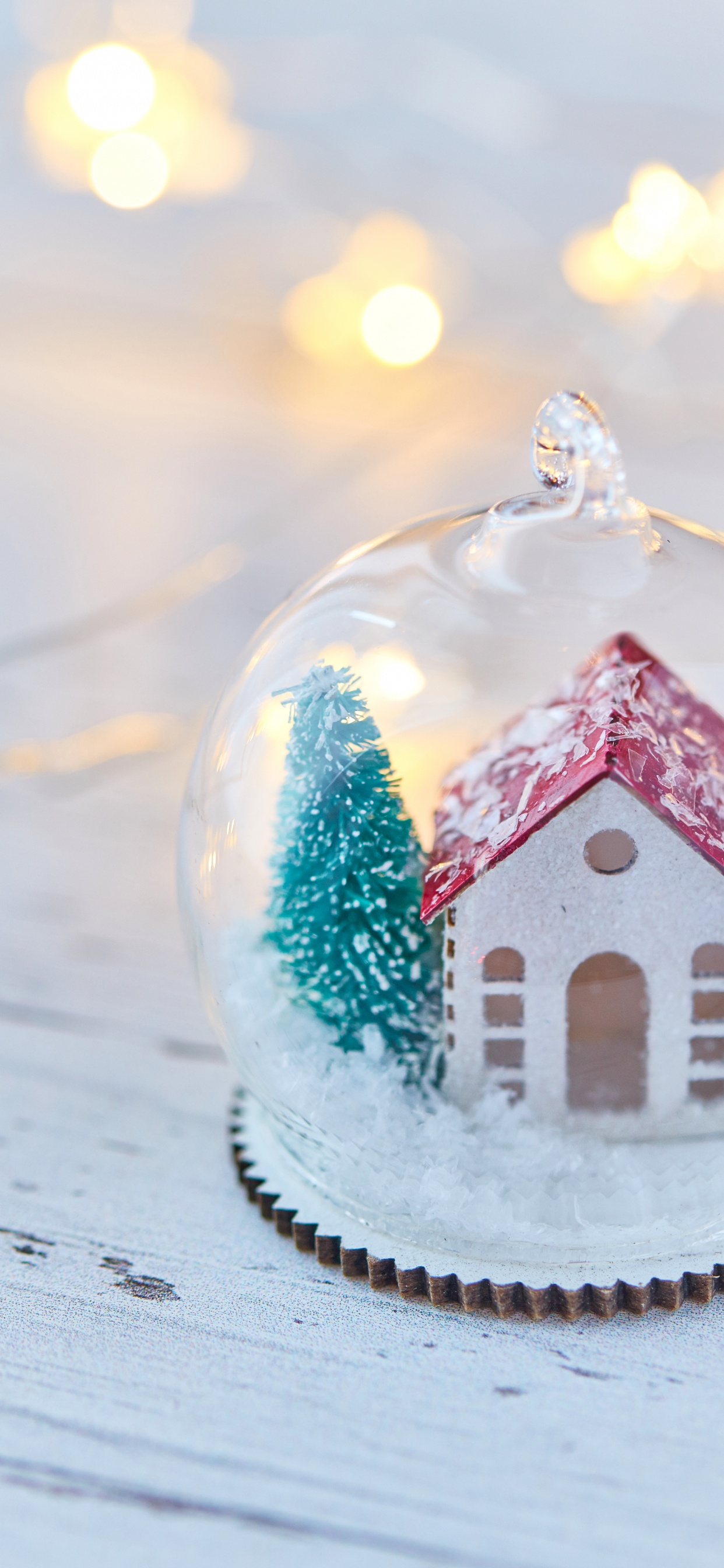 Red and White House Snow Globe. Wallpaper in 1242x2688 Resolution