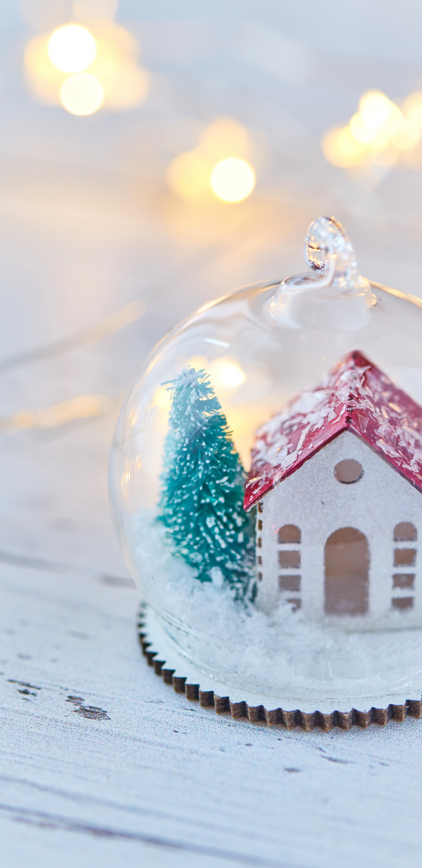 Red and White House Snow Globe. Wallpaper in 1440x2960 Resolution