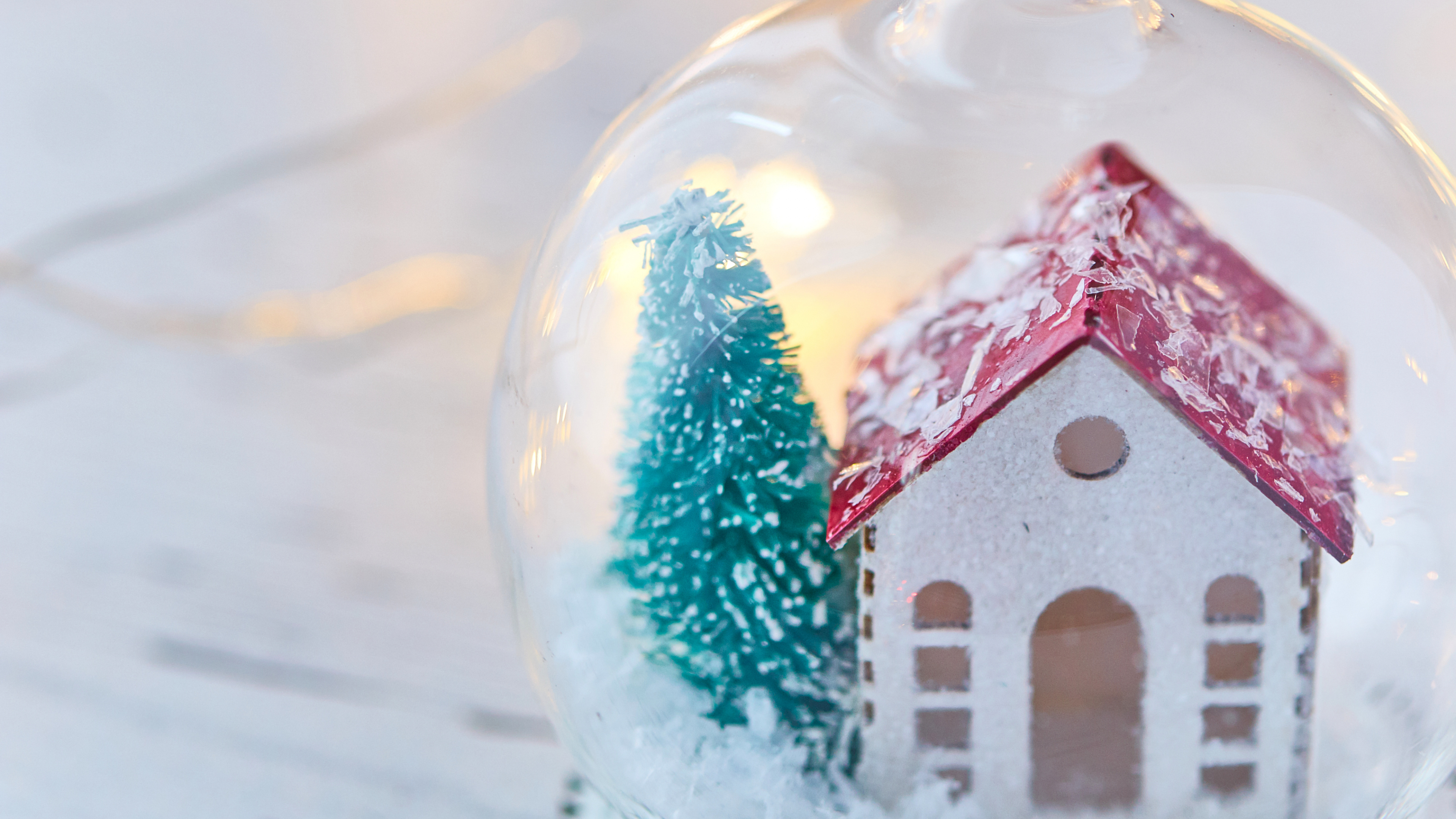 Red and White House Snow Globe. Wallpaper in 3840x2160 Resolution