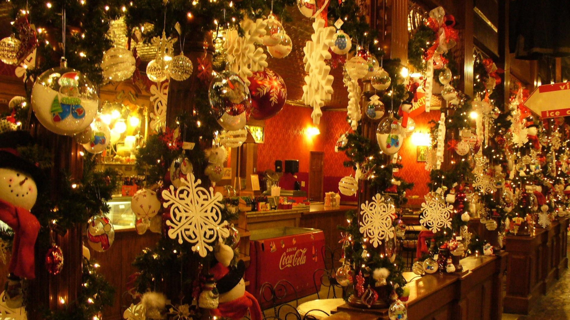 Weihnachtsdekoration, Weihnachtsbeleuchtung, Weihnachtsbaum, Tradition, Weihnachtsmann. Wallpaper in 1920x1080 Resolution