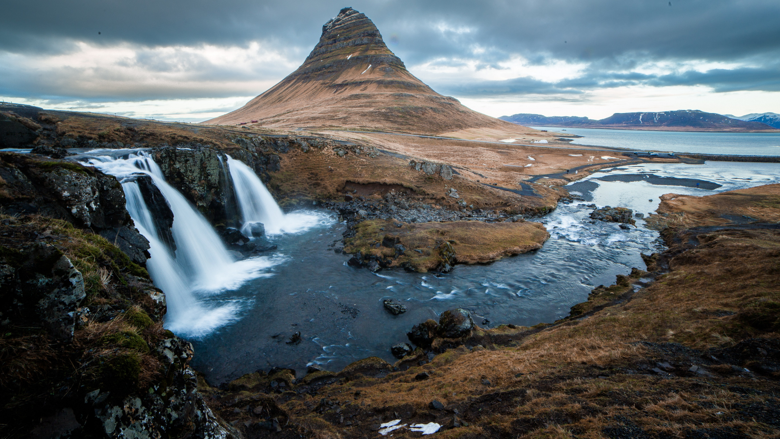 Kirkjufell Mountain, Kirkjufellsfoss, Grundarfjrur, Kirkjufell, Snfellsjkull. Wallpaper in 2560x1440 Resolution