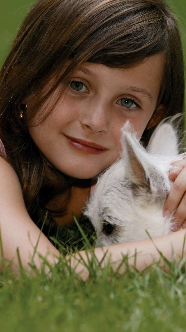 Femme Allongée Sur un Champ D'herbe Verte Avec un Chat Blanc. Wallpaper in 750x1334 Resolution
